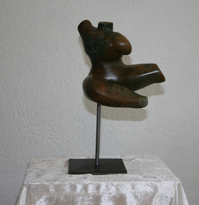 Grün/brauner Stein, gesockelt auf einem Metallständer. Skulptur ca. 20cm mit Sockel ca. 35 cm